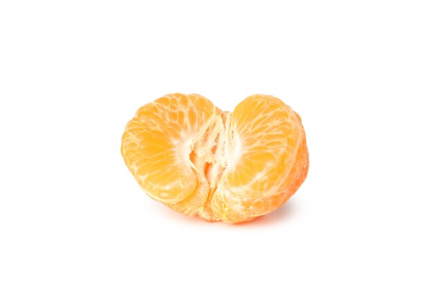 La mitad de mandarina aislado sobre fondo blanco.