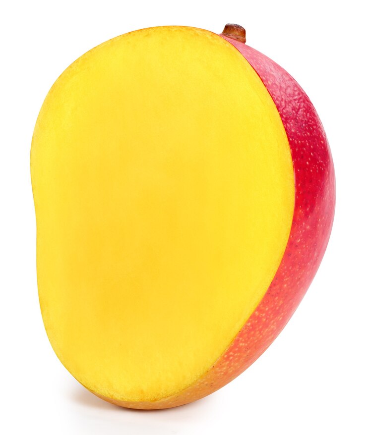 Foto mitad de mango aislado en blanco