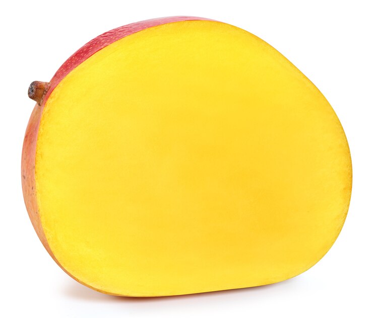 Foto mitad de mango aislado sobre fondo blanco.