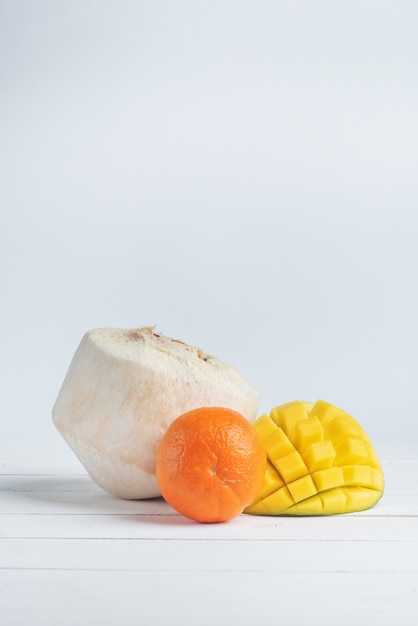 La mitad de mango, mandarina y coco fresco.