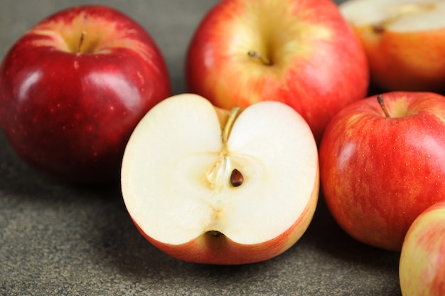 La mitad de una manzana roja. Manzanas en un gris