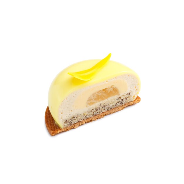 La mitad de la mini tarta de limón glaseado con crema aislado, primer plano