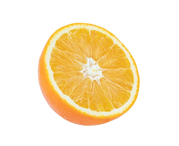 La mitad de naranja aislada sobre superficie blanca