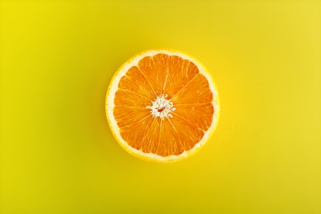 La mitad de la naranja sobre amarillo