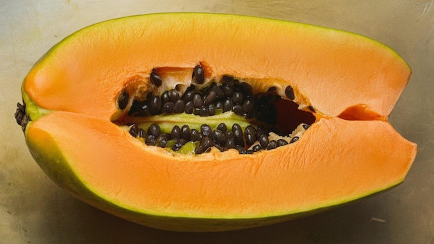 la mitad de una papaya que se corta por la mitad