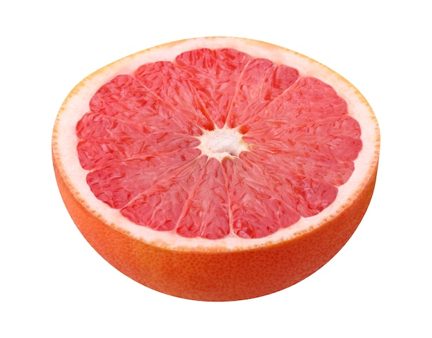 La mitad de un pomelo rosa aislado