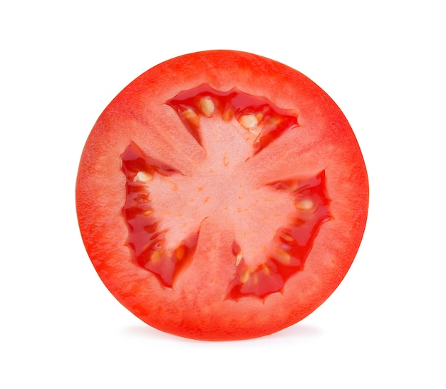Foto la mitad de tomate fresco aislado.