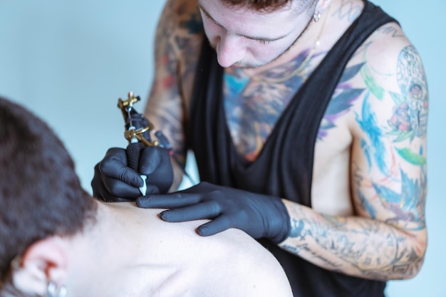 La mitad del torso de pareja cogidos de la mano
