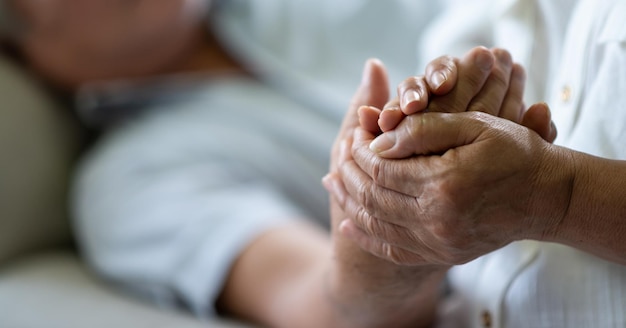 La mitad del torso de pareja cogidos de la mano