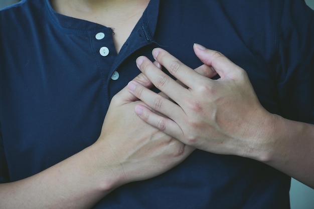 La mitad del torso de pareja cogidos de la mano
