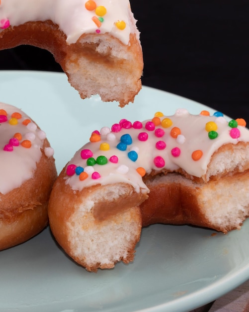 Mitades de donas cubiertas con bola de chocolate de colores.