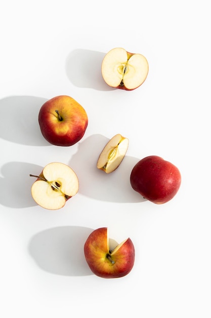 Mitades enteras y manzanas cortadas sobre un fondo blanco Vista superior plana