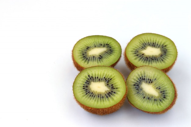 Las mitades de kiwi se encuentran sobre un fondo blanco.