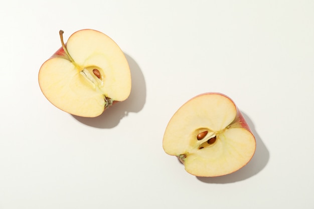 Mitades de manzana en mesa blanca