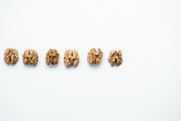 Mitades de nueces en la vista superior del patrón de fondo blanco
