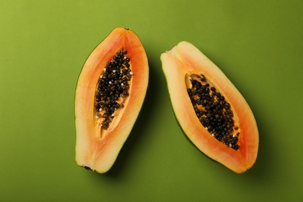 Mitades de papaya madura sobre fondo verde