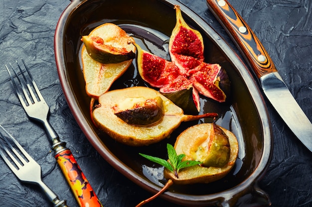 Mitades de pera al horno con higos rellenos de queso