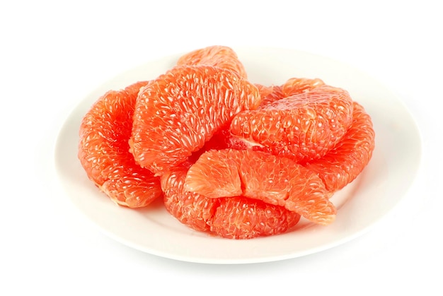 Mitades de pomelo aislado en un blanco