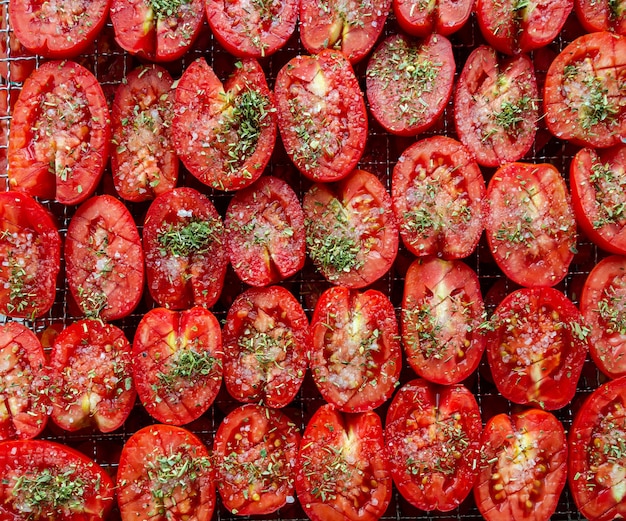 Mitades de tomate con hierbas provenzales.