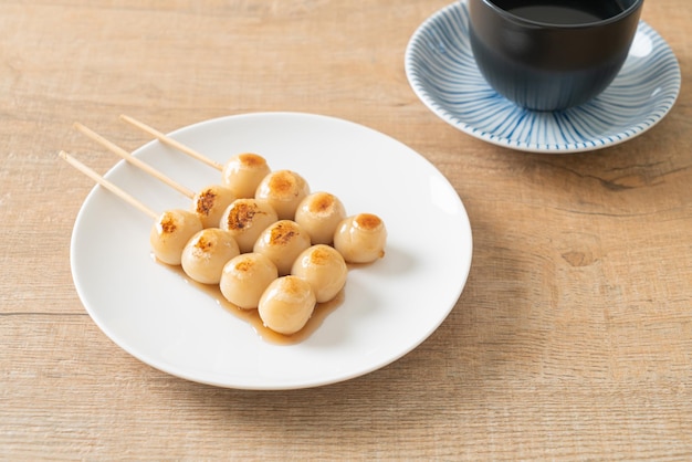 Mitarashi dango. Bola de masa en salsa de soja dulce - estilo tradicional japonés