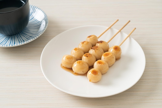 Mitarashi dango. Bola de masa en salsa de soja dulce - estilo tradicional japonés