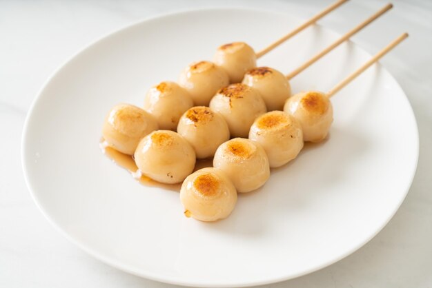 Mitarashi dango. Bolinho de massa com molho de soja doce - estilo tradicional japonês