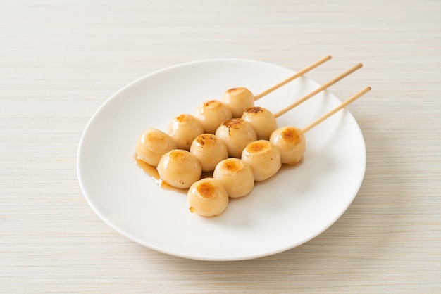 Mitarashi dango. Bolinho de massa com molho de soja doce - estilo tradicional japonês