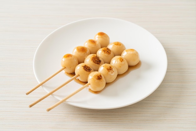 Mitarashi dango. Bolinho de massa com molho de soja doce - estilo tradicional japonês