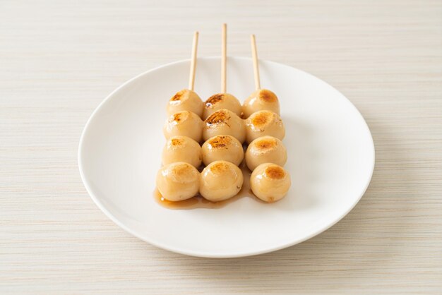 Mitarashi dango. Bolinho de massa com molho de soja doce - estilo tradicional japonês