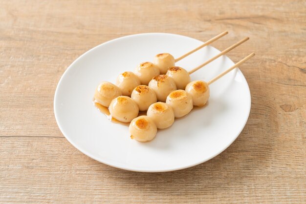 Mitarashi dango Dumpling em molho de soja doce