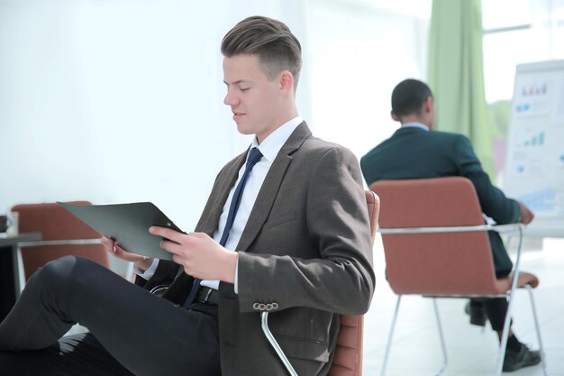 Mitarbeiter am Arbeitsplatz im Büro