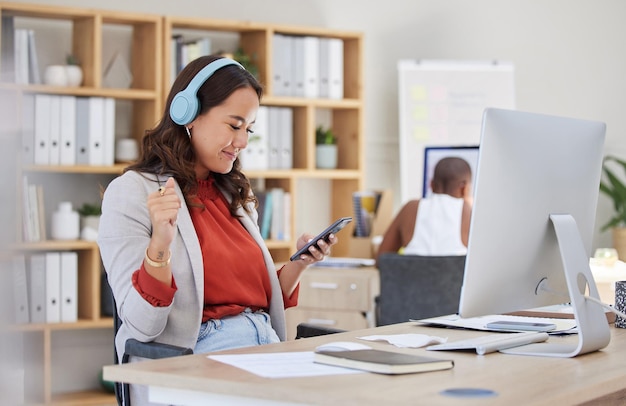 Mitarbeiter am Telefon und Kopfhörer im Büro, der Musik hört, während er in sozialen Medien surft Fröhliche und aufgeregte Geschäftsfrau mit Lächeln erhält gute Nachrichten auf ihrem Mobilgerät im Firmengebäude