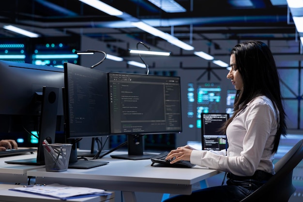 Mitarbeiter auf der Suche nach Netzwerkproblemen, die die Leistung des Servers beeinträchtigen