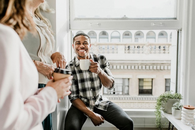 Mitarbeiter bei Kaffeepause im Büro