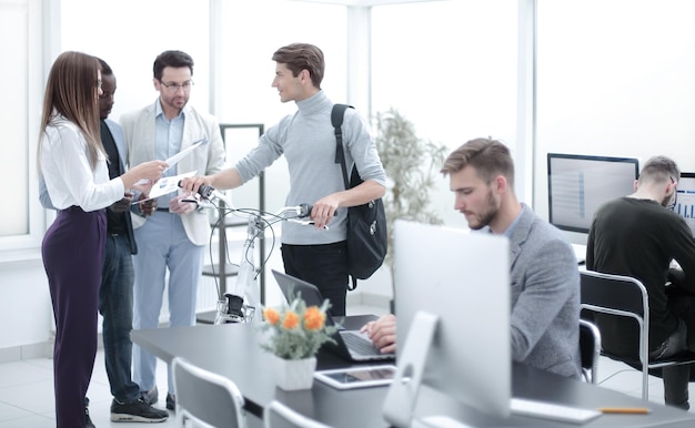 Mitarbeiter besprechen arbeitsbezogene Probleme, die wochentags im Büro stehen