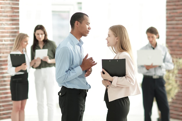 Mitarbeiter besprechen Geschäftsdokumente, die im Büro stehen