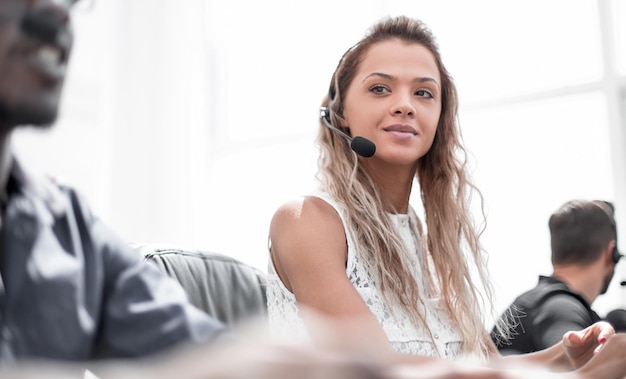 Foto mitarbeiter-call-center am arbeitsplatz