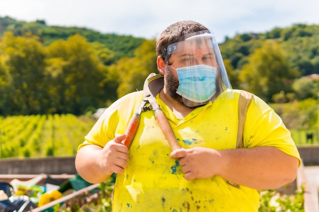 Mitarbeiter des Reinigungszentrums mit Gartenschere