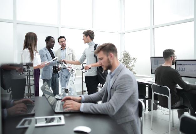 Mitarbeiter, die an Computern im Büro arbeitenFoto mit Kopierbereich