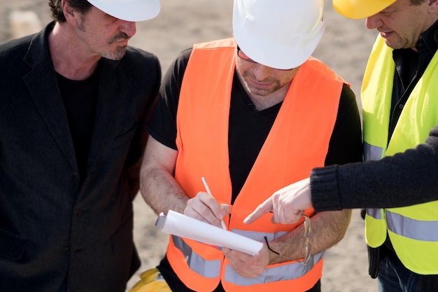 Mitarbeiter, die auf der Baustelle arbeiten
