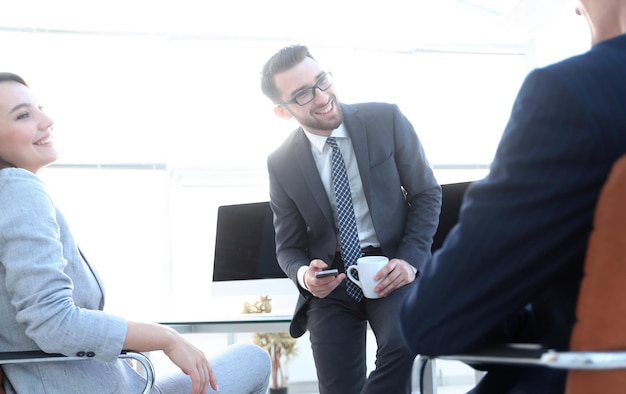 Mitarbeiter, die die Gadgets verwenden, ein Arbeitspausenfoto mit Kopierbereich