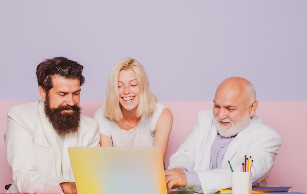 Mitarbeiter, die einen Arbeitstag im Geschäftstreffen des Unternehmens haben, besprechen das Projekt