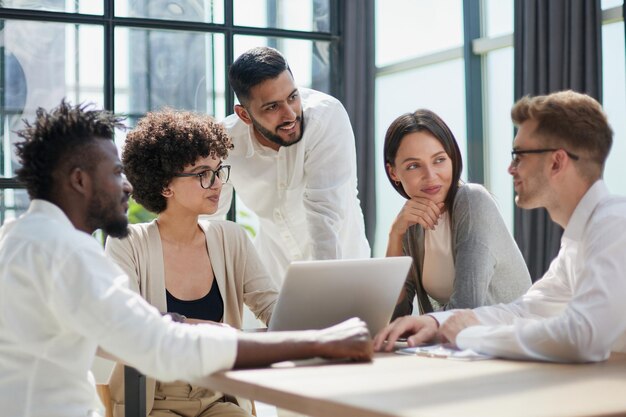 Mitarbeiter, die gemeinsam am Computer arbeiten und Inhalte diskutieren