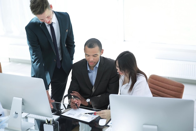 Mitarbeiter, die im Büro mit Finanzdokumenten arbeiten