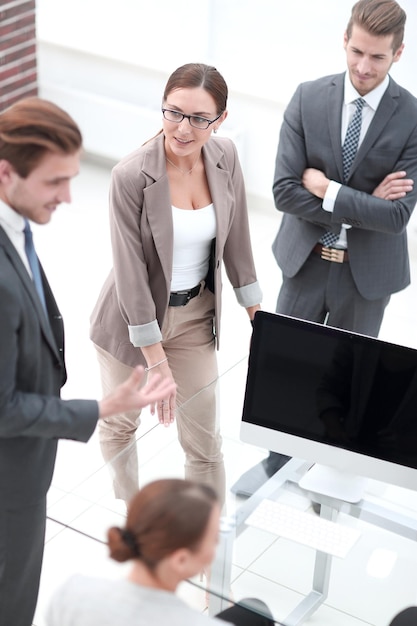 Mitarbeiter diskutieren an Wochentagen bei einem informellen Treffen im Büro über neue Ideen