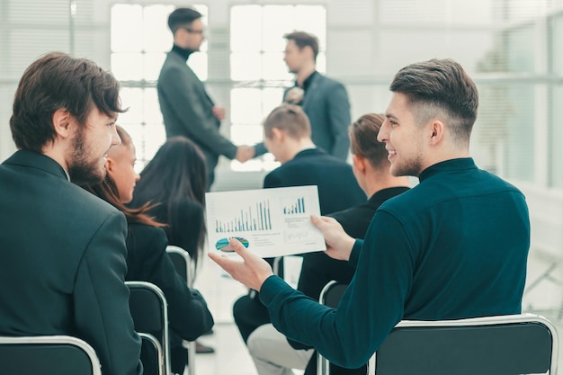 Mitarbeiter diskutieren Finanzdaten im Konferenzraum