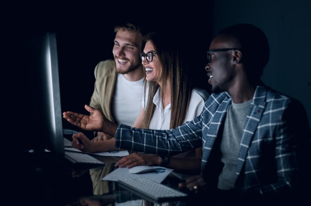 Foto mitarbeiter diskutieren neue informationen über das konzept der teamarbeit