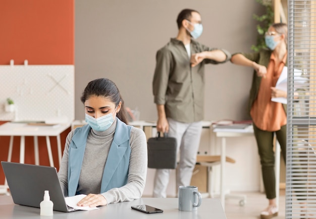 Foto mitarbeiter freuen sich, wieder bei der arbeit zu sein