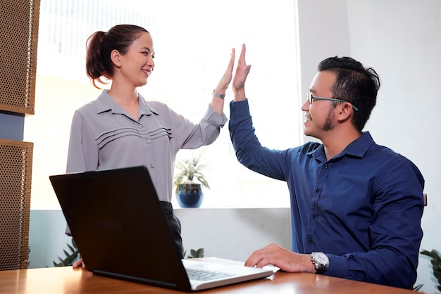 Mitarbeiter geben High Five