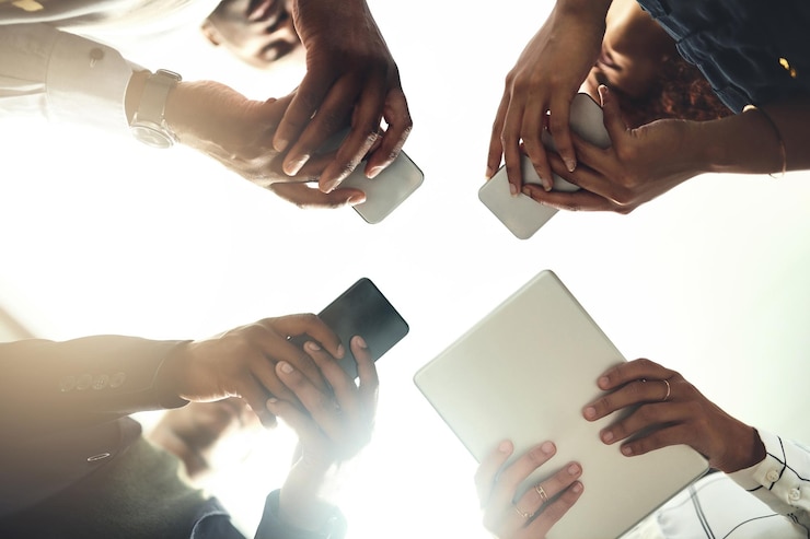 Foto mitarbeiter, hände und technik am arbeitsplatz kreis kampagnenprojekt und forschung medientrend mitarbeiter niedriger winkel und treffen für feedback über das publikum engagement online und verbinden sich für den plan im büro